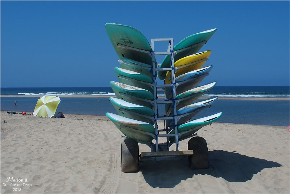 BLOG-P7253050-2-planches et parasol plage Soulac marée montante