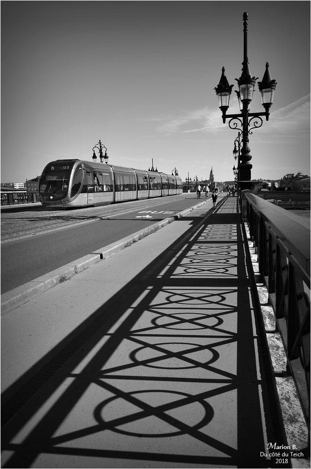 BLOG-DSC_44842-2-ombre et tram pont de pierre Bordeaux N&B