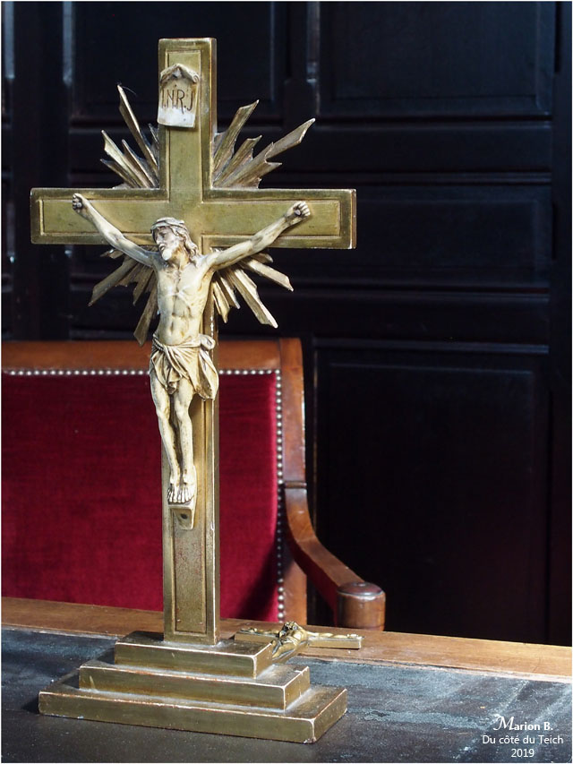 BLOG-P9132503-crucifix sacristie