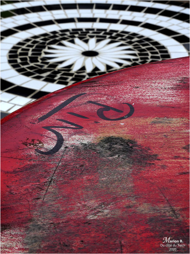 BLOG-P1020780-guéridon rouge et table mosaïque