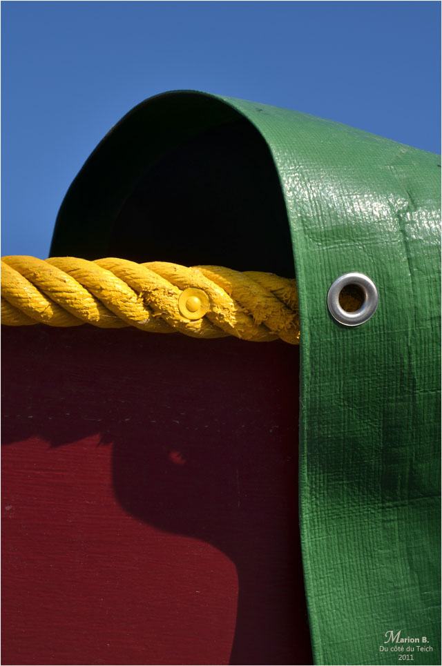 BLOG-DSC_05535-bache verte corde jaune et coque rouge